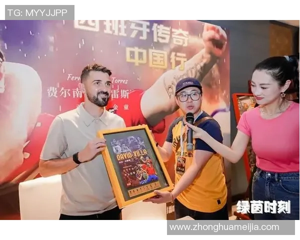 足球明星与记者亲密互动瞬间曝光引发热议与关注 足球明星与记者亲密互动瞬间曝光引发热议与关注